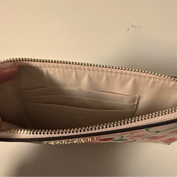 NWT Kate Spade Medium Lucy Strawberry Garden wristlet - Picture 7 of 7